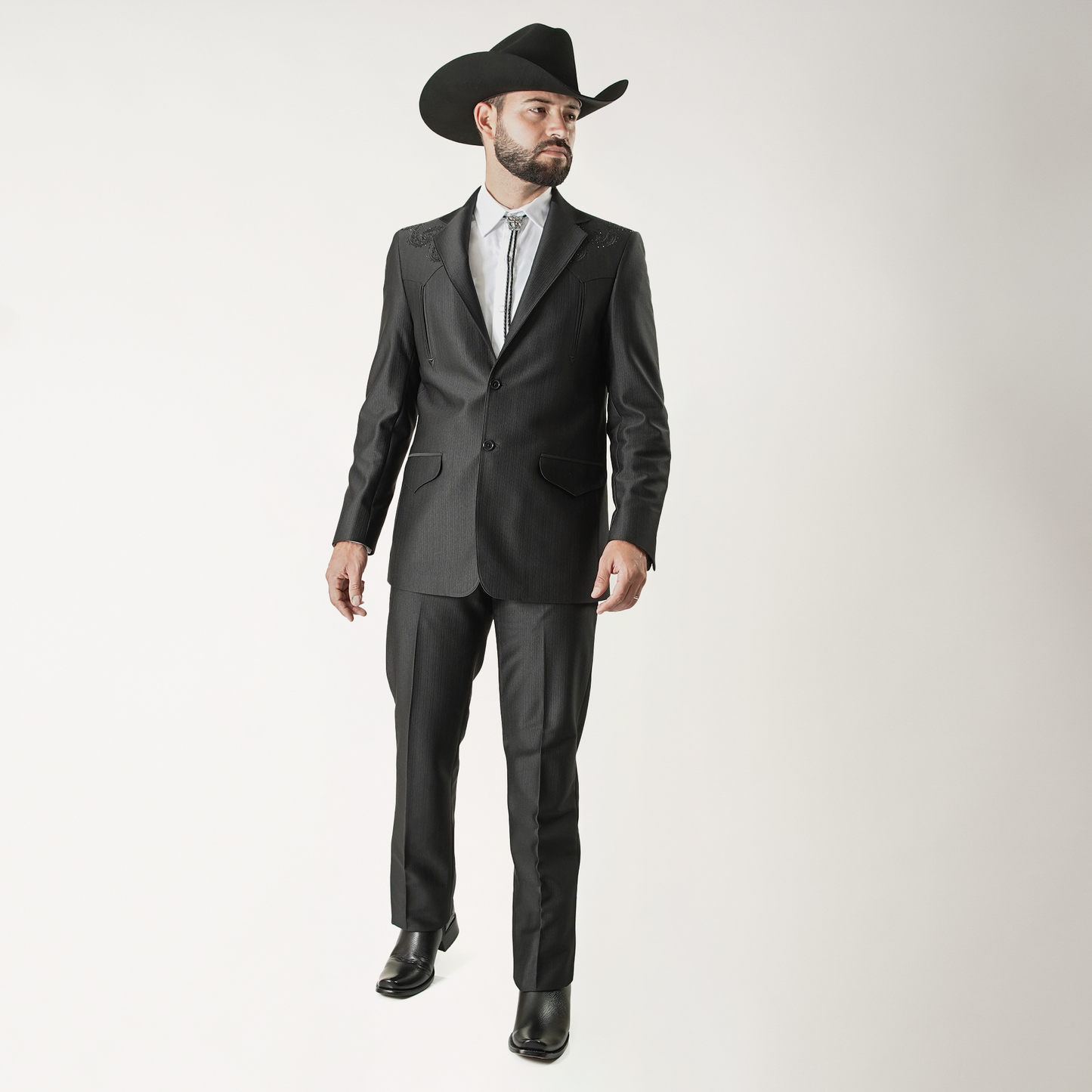 NG-102-5 Traje Negro Bordado Craquer c/Piedra