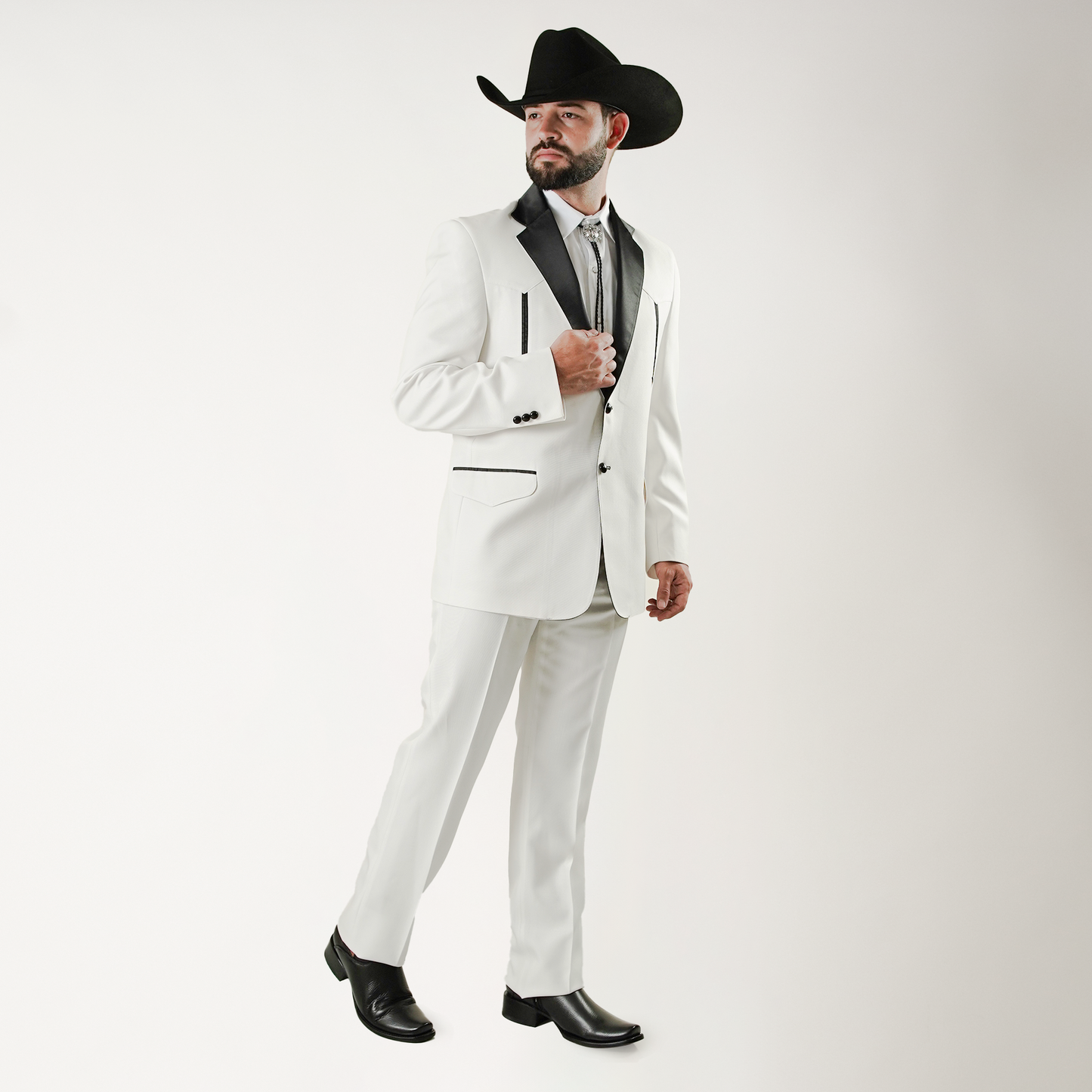 THU-503 Traje Smoking Toledo Hueso con Solapa Negra