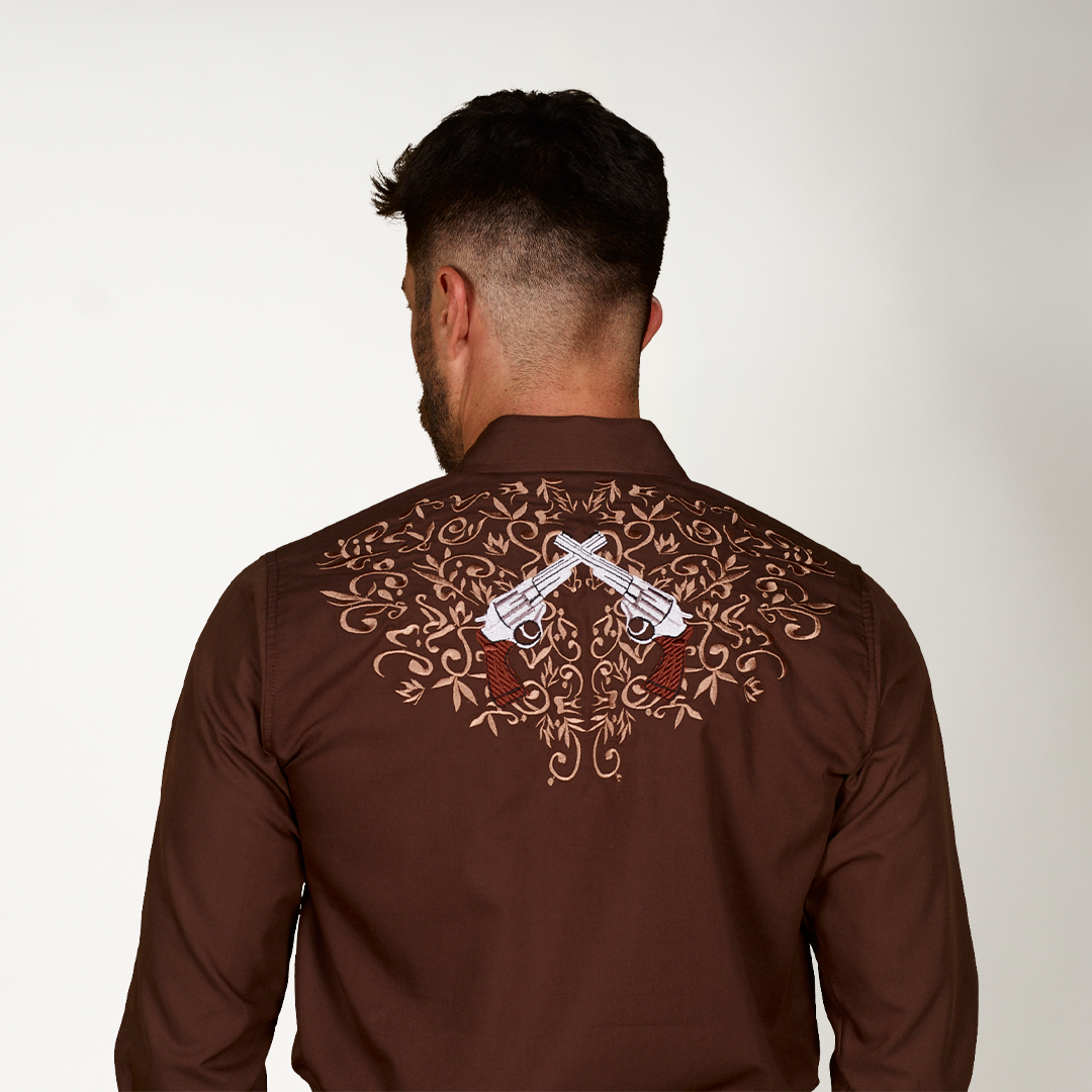 CAMISA CAFÉ BORDADO PISTOLAS