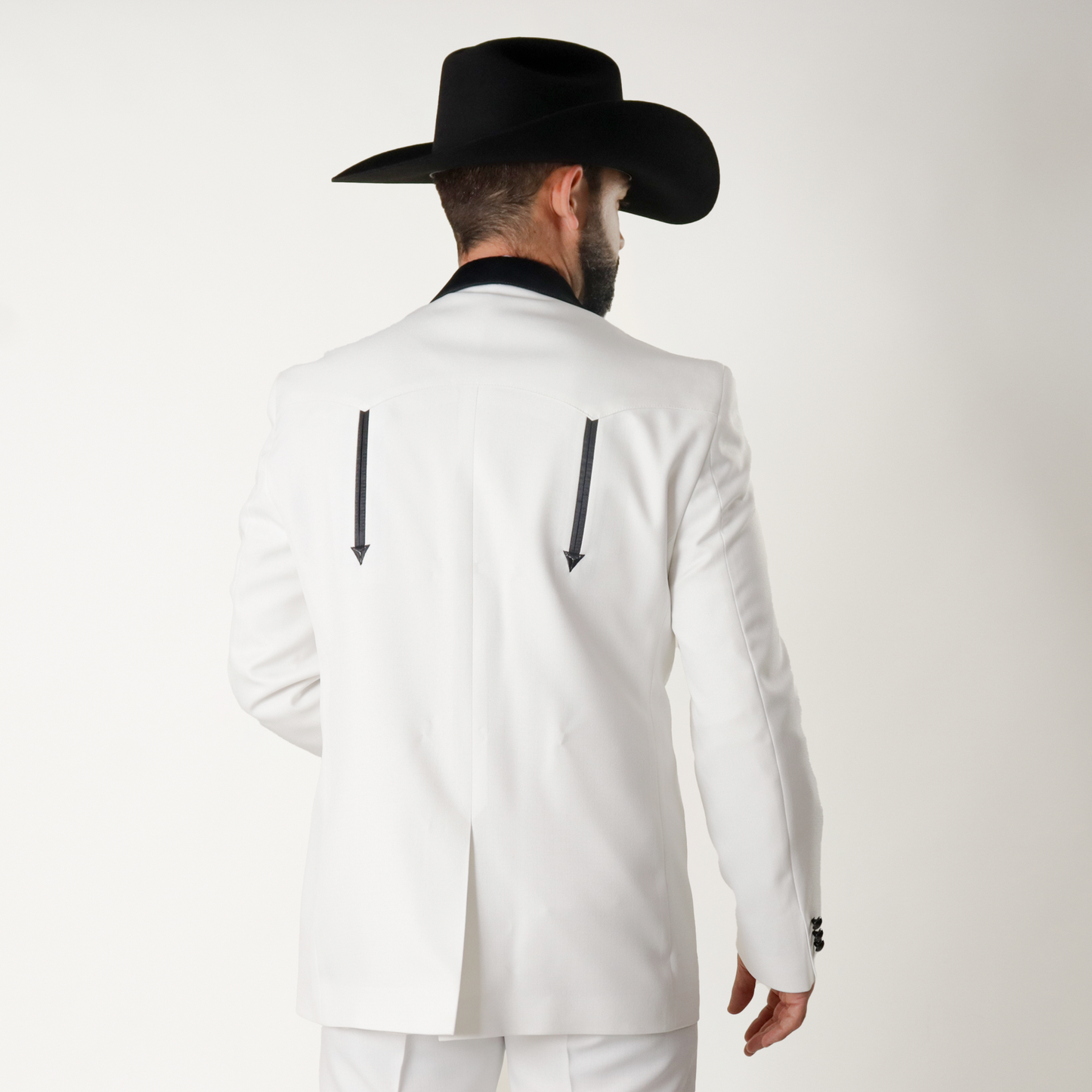 THU-503 Traje Smoking Toledo Hueso con Solapa Negra
