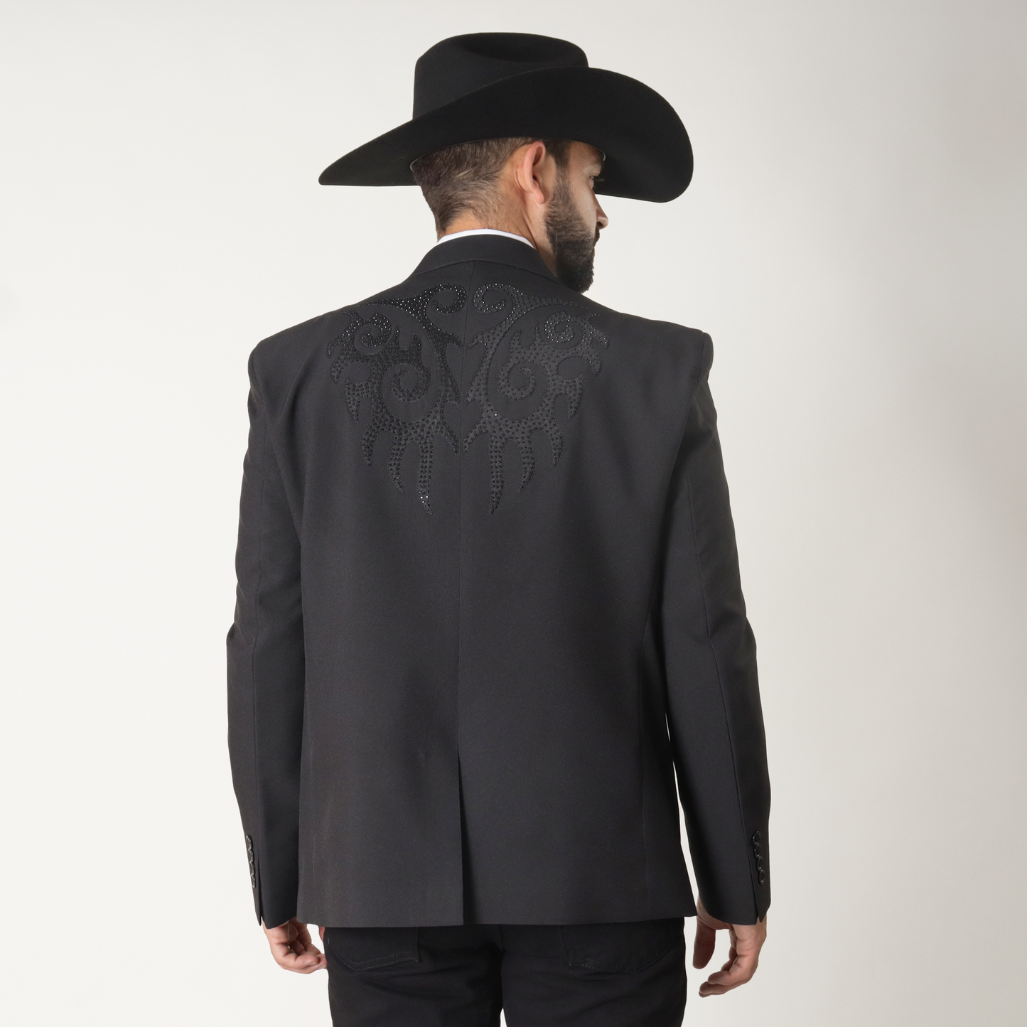 TGO-101 Traje Negro Bordado Valedores