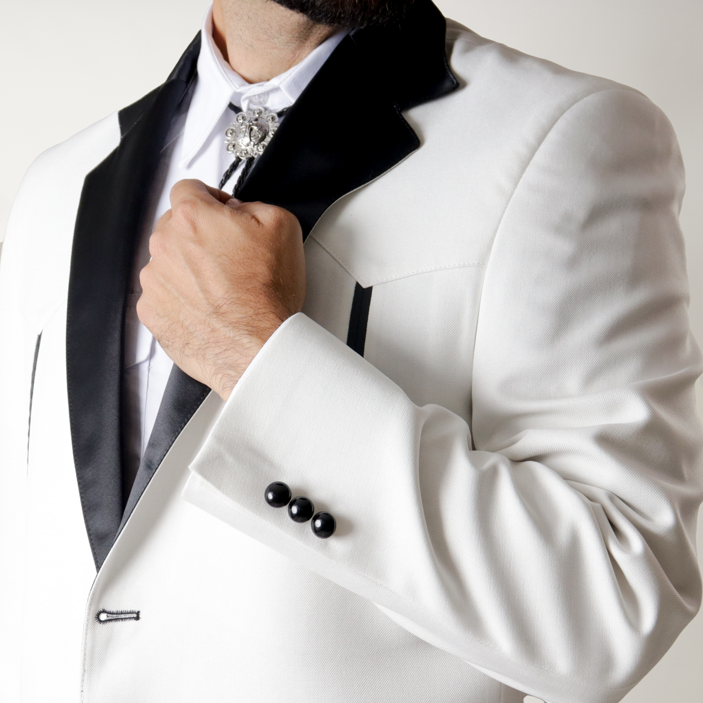 THU-503 Traje Smoking Toledo Hueso con Solapa Negra