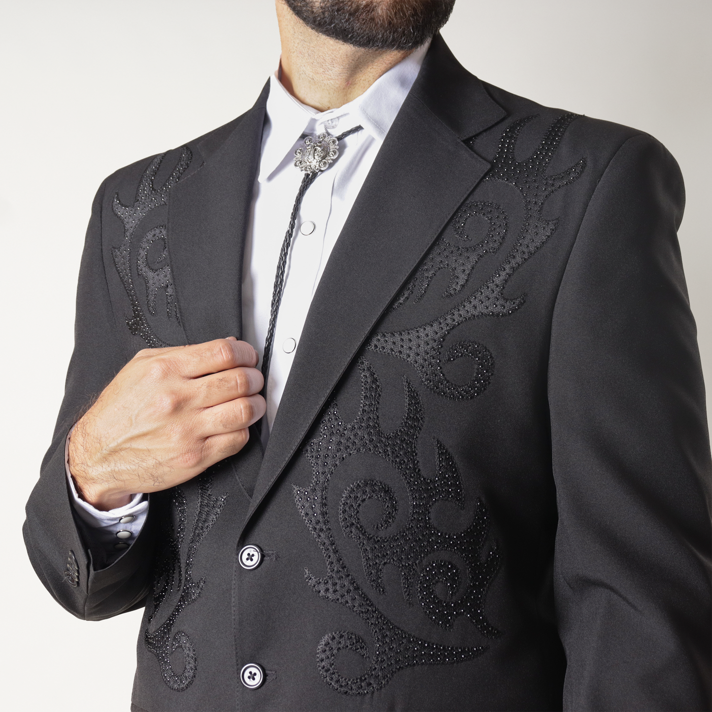 TGO-101 Traje Negro Bordado Valedores