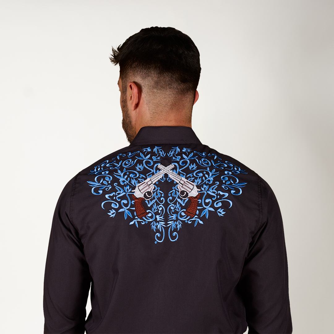 CAMISA NEGRA  BORDADO PISTOLAS