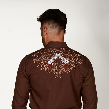 CAMISA CAFÉ BORDADO PISTOLAS