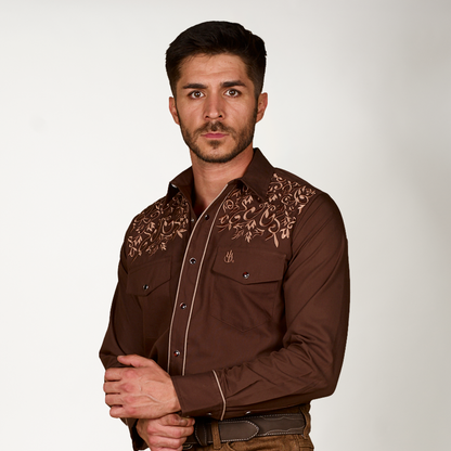 CAMISA CAFÉ BORDADO PISTOLAS