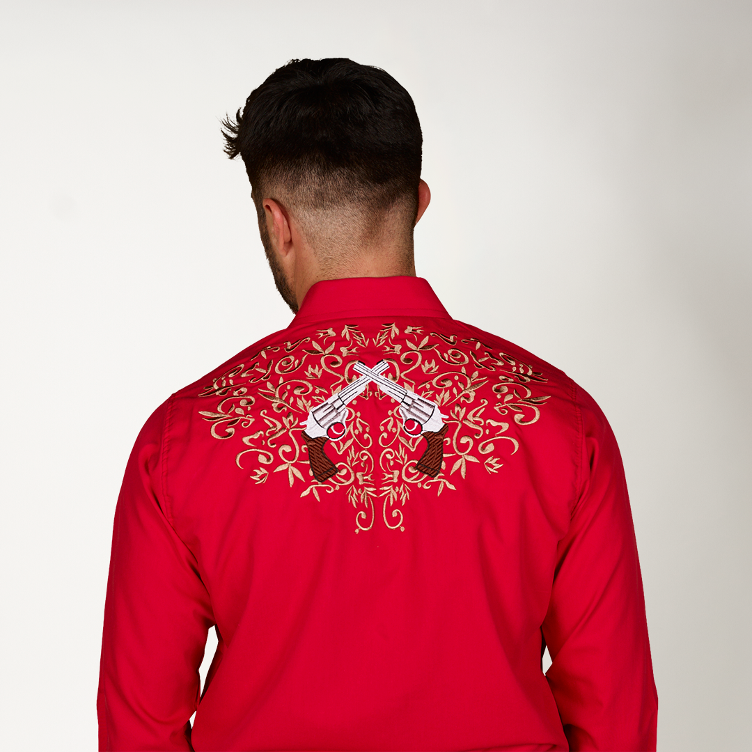 CAMISA ROJA BORDADO PISTOLAS
