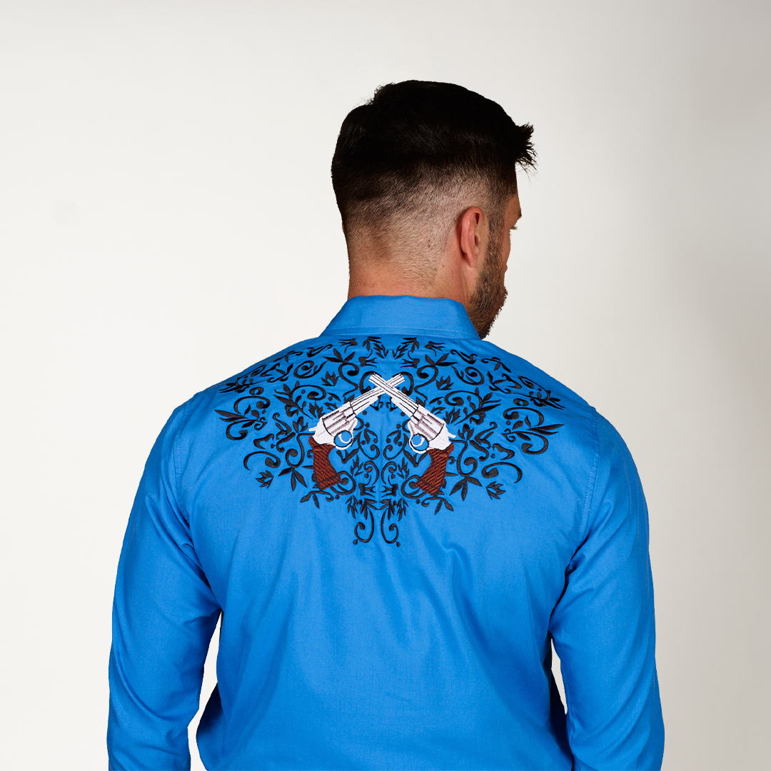 CAMISA AZUL REY BORDADO PISTOLAS